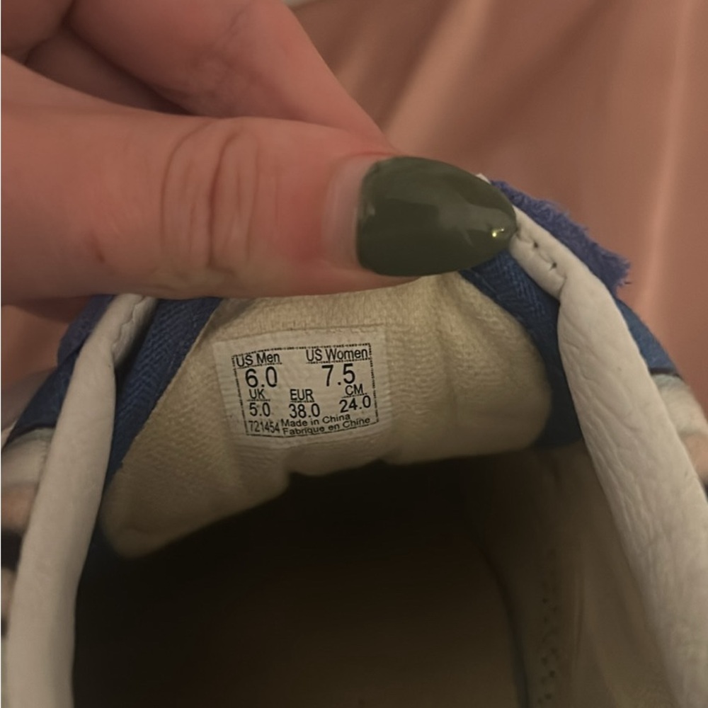 Vans - Picture 2 of 2